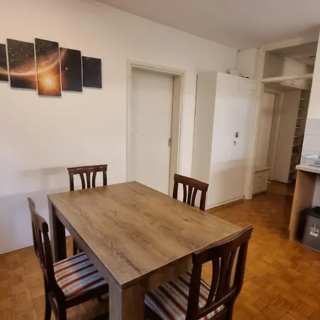 Daire Free Parking Apartma Aurora *